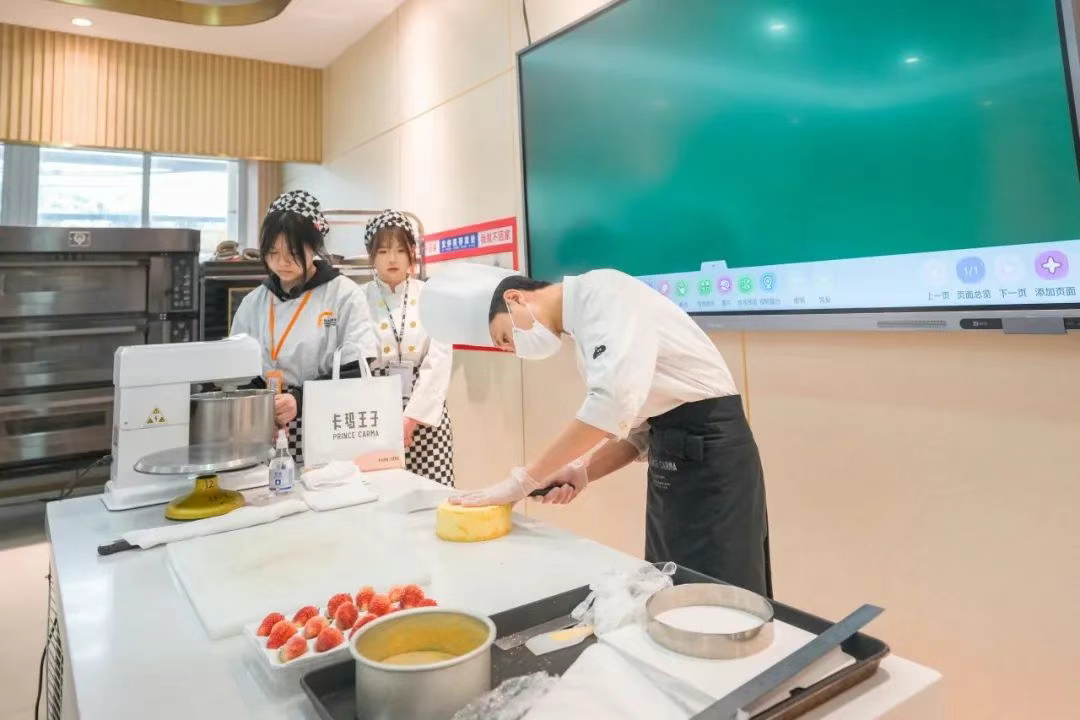 深圳新东方烹饪学校 “卡玛王子大师进校园”，匠心筑梦共传承   