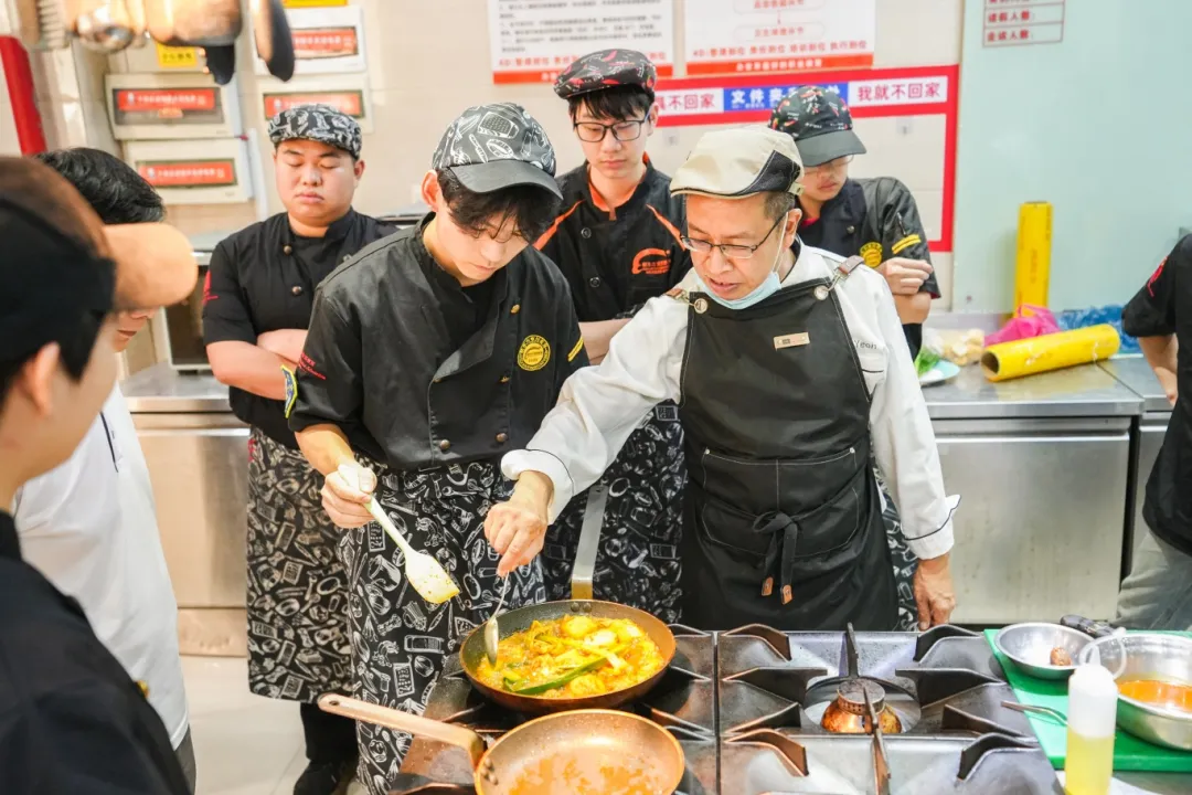 外籍大师进校园 | 择善而从，精“艺”求精！深圳新东方烹饪学校邀请马来西亚大师到校授课！