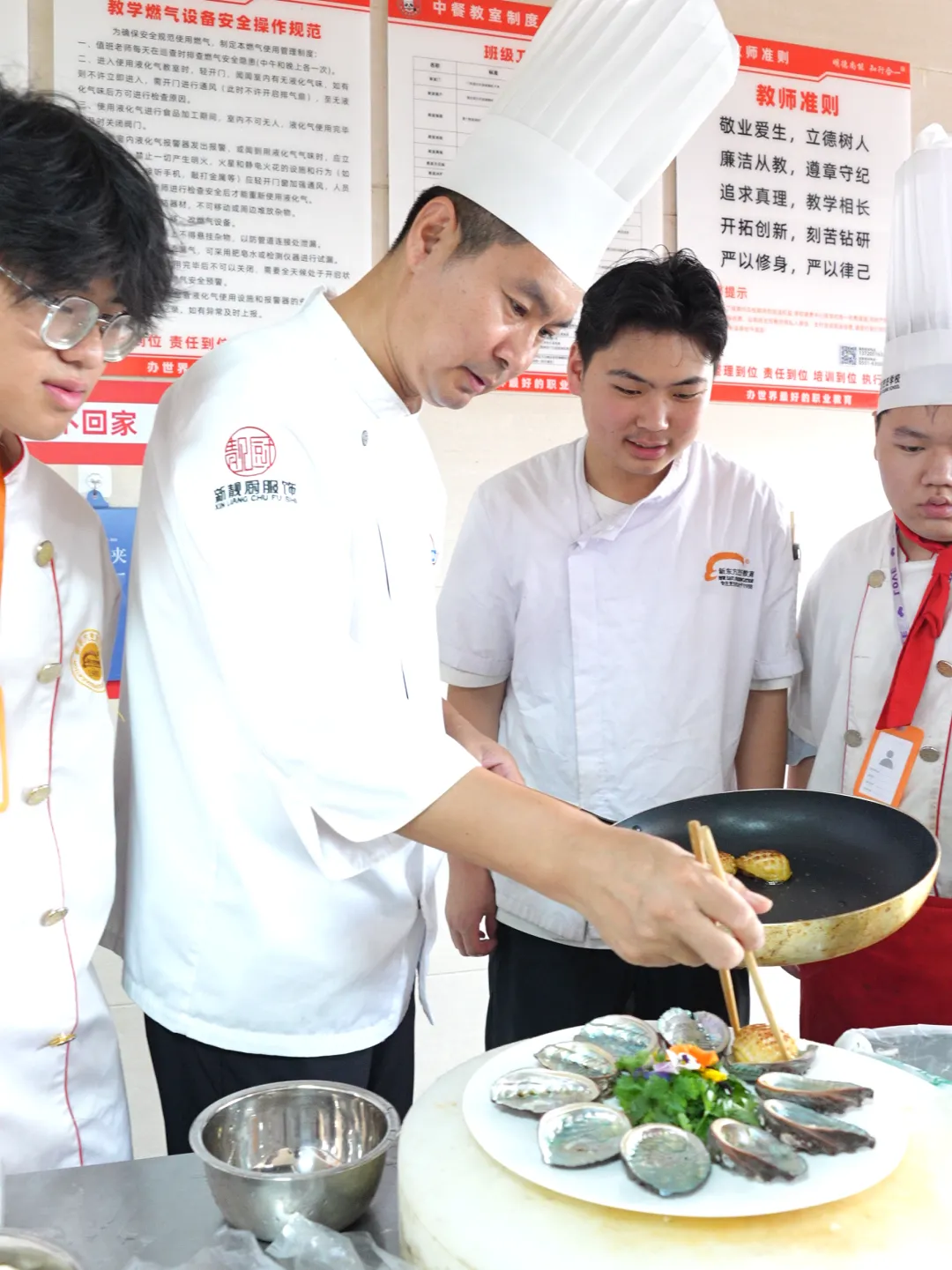 “亚洲厨王”于景林大师进校园，匠心传承启新程。   