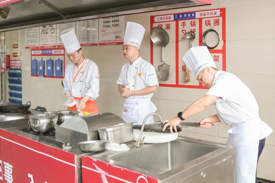 校企联动焕新课堂！湘辣辣集团走进深圳新东方，解锁沉浸式美食教学新体验