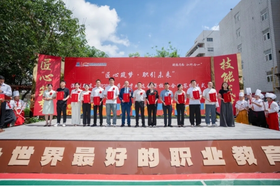 喜报!深圳新东方烹饪学校荣膺“2025年度深圳市技工教育和职业培训行业先进单位”,烹饪职教再耀鹏城! 喜报!深圳新东方烹饪学校荣膺“2025年度深圳市技工教育和职业培训行业先进单位”,烹饪职教再耀鹏城!