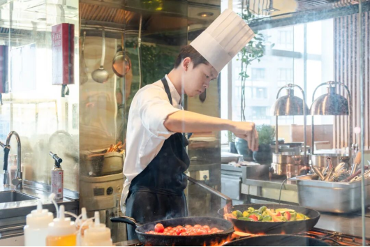 【榜样】从新东方课堂到五星酒店：何佳慧与赵纯浩的“技能成长双轨记”