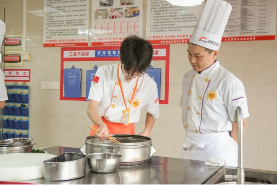 校企联动焕新课堂！湘辣辣集团走进深圳新东方，解锁沉浸式美食教学新体验