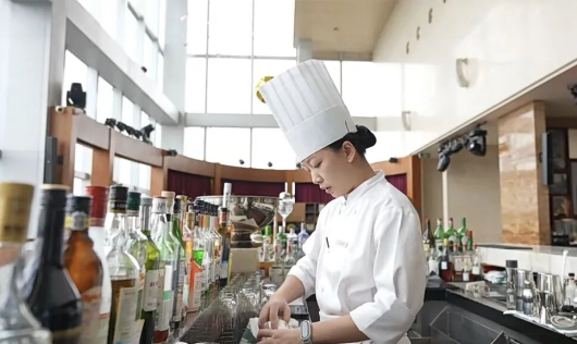 【榜样】从新东方课堂到五星酒店：何佳慧与赵纯浩的“技能成长双轨记”