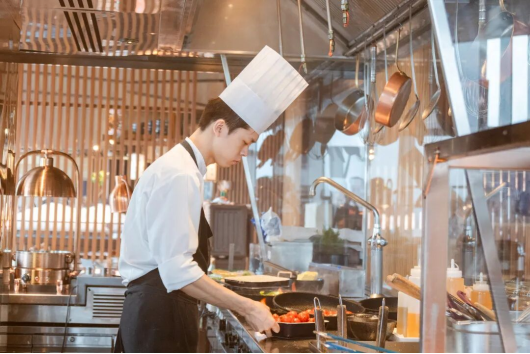 【榜样】从新东方课堂到五星酒店：何佳慧与赵纯浩的“技能成长双轨记”