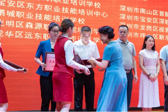 喜报!深圳新东方烹饪学校荣膺“2025年度深圳市技工教育和职业培训行业先进单位”,烹饪职教再耀鹏城! 喜报!深圳新东方烹饪学校荣膺“2025年度深圳市技工教育和职业培训行业先进单位”,烹饪职教再耀鹏城!