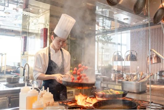 【榜样】从新东方课堂到五星酒店：何佳慧与赵纯浩的“技能成长双轨记”