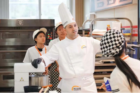 【外籍大师进校园】意大利籍西点大师莅临深圳新东方 共谱国际美食教育新篇章