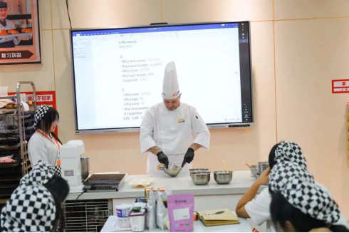 【外籍大师进校园】意大利籍西点大师莅临深圳新东方 共谱国际美食教育新篇章