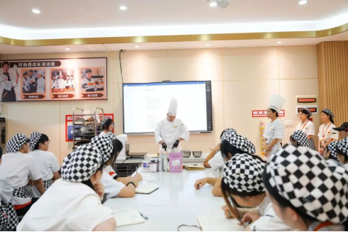 【外籍大师进校园】意大利籍西点大师莅临深圳新东方 共谱国际美食教育新篇章