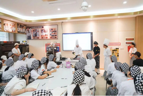 【外籍大师进校园】意大利籍西点大师莅临深圳新东方 共谱国际美食教育新篇章