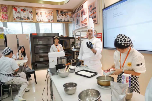 【外籍大师进校园】意大利籍西点大师莅临深圳新东方 共谱国际美食教育新篇章