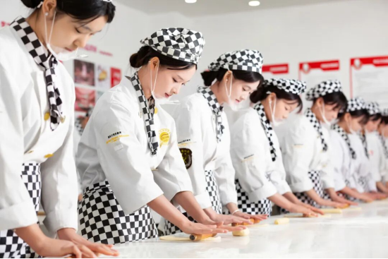 香港西点大师空降深圳新东方！行业大师进校园，专注培养“有本领、能创业、会赚钱”的西点师