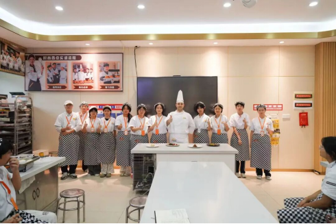 【外籍大师进校园】意大利籍西点大师莅临深圳新东方 共谱国际美食教育新篇章