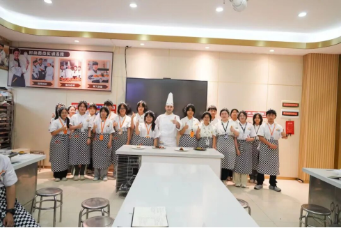 【外籍大师进校园】意大利籍西点大师莅临深圳新东方 共谱国际美食教育新篇章