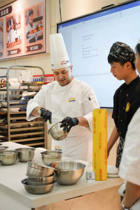 【外籍大师进校园】意大利籍西点大师莅临深圳新东方 共谱国际美食教育新篇章