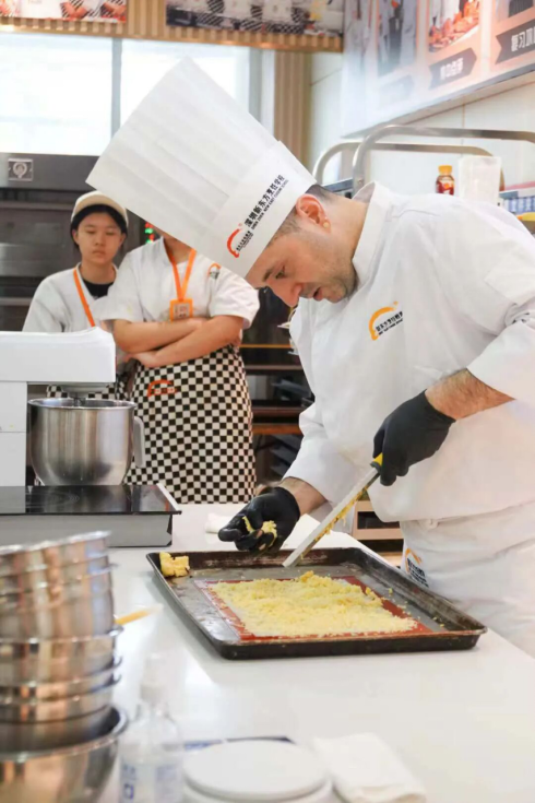 【外籍大师进校园】意大利籍西点大师莅临深圳新东方 共谱国际美食教育新篇章