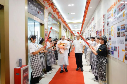 【外籍大师进校园】意大利籍西点大师莅临深圳新东方 共谱国际美食教育新篇章