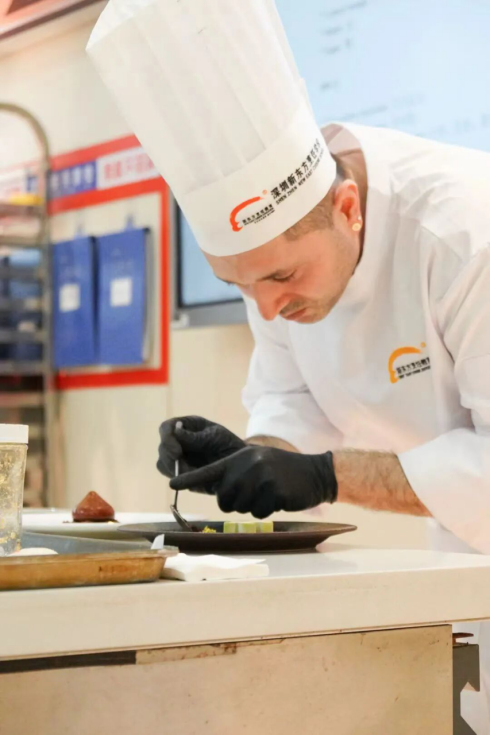 【外籍大师进校园】意大利籍西点大师莅临深圳新东方 共谱国际美食教育新篇章