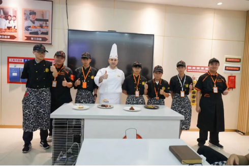 【外籍大师进校园】意大利籍西点大师莅临深圳新东方 共谱国际美食教育新篇章