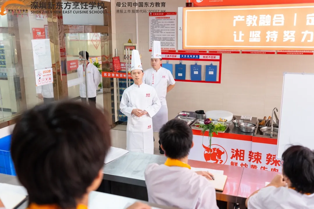 技传深新 匠筑前程｜来菜华南总厨蔡森章进校园，以专业赋能，让技能生根。  
