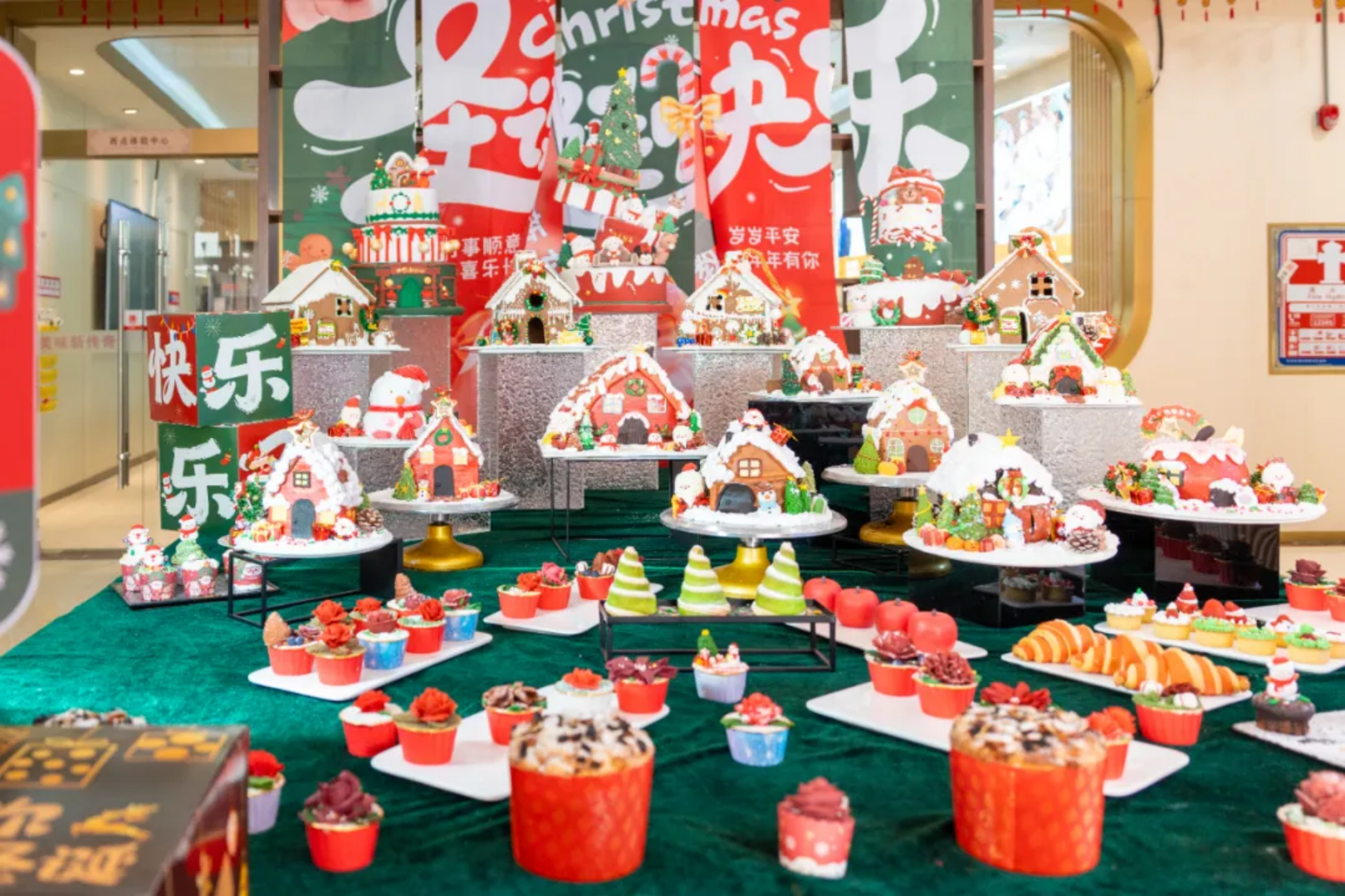 圣诞甜度超标!深圳新东方学子西点作品展,把节日浪漫搬进校园 圣诞甜度超标!深圳新东方学子西点作品展,把节日浪漫搬进校园