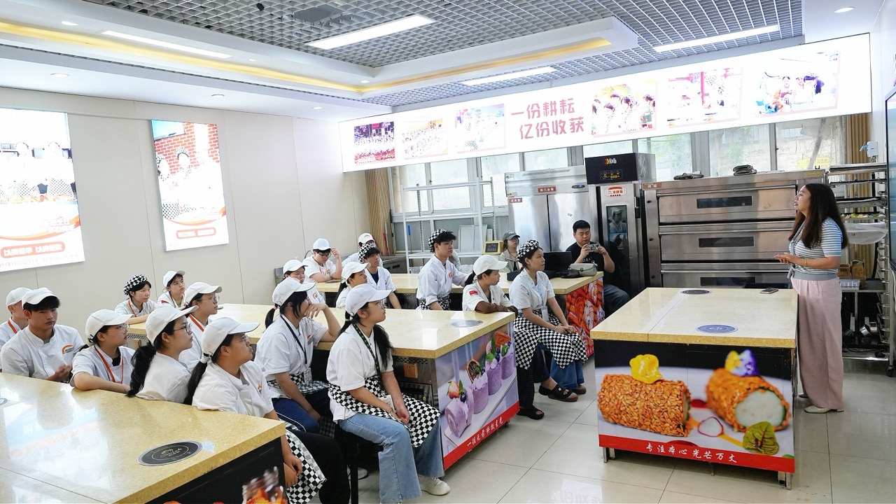 八喜冰淇淋蛋糕走进深圳新东方烹饪学校 开启专场宣讲招聘会 八喜冰淇淋蛋糕走进深圳新东方烹饪学校 开启专场宣讲招聘会