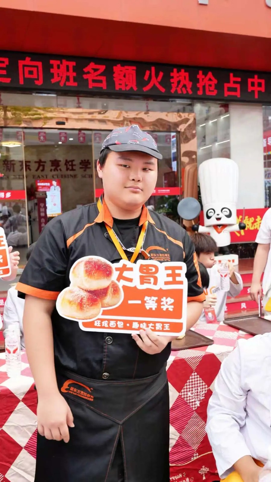 “狂炫面包”趣味挑战赛圆满落幕 深圳新东方学子用实力争夺校园“大胃王”称号