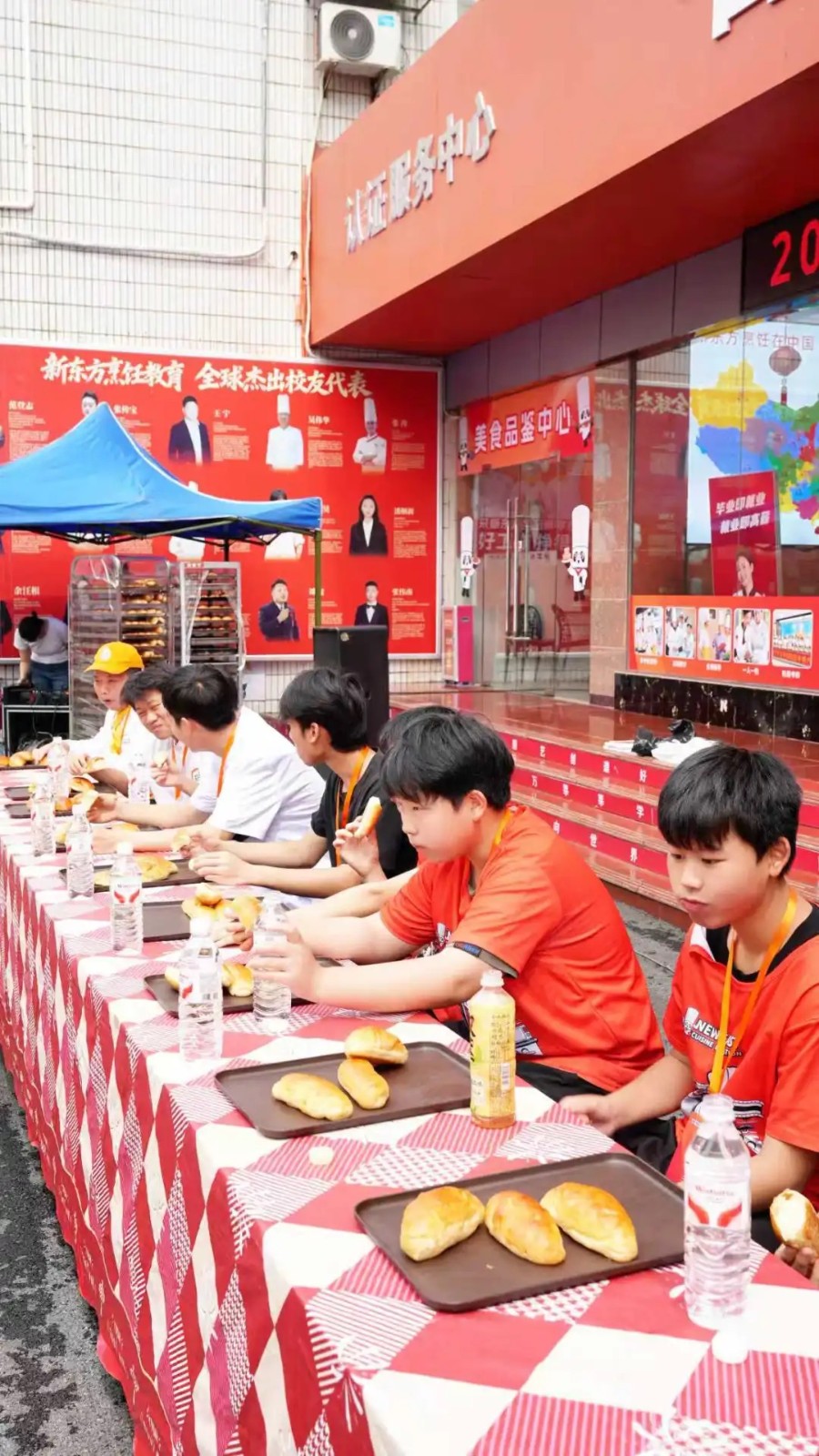 “狂炫面包”趣味挑战赛圆满落幕 深圳新东方学子用实力争夺校园“大胃王”称号