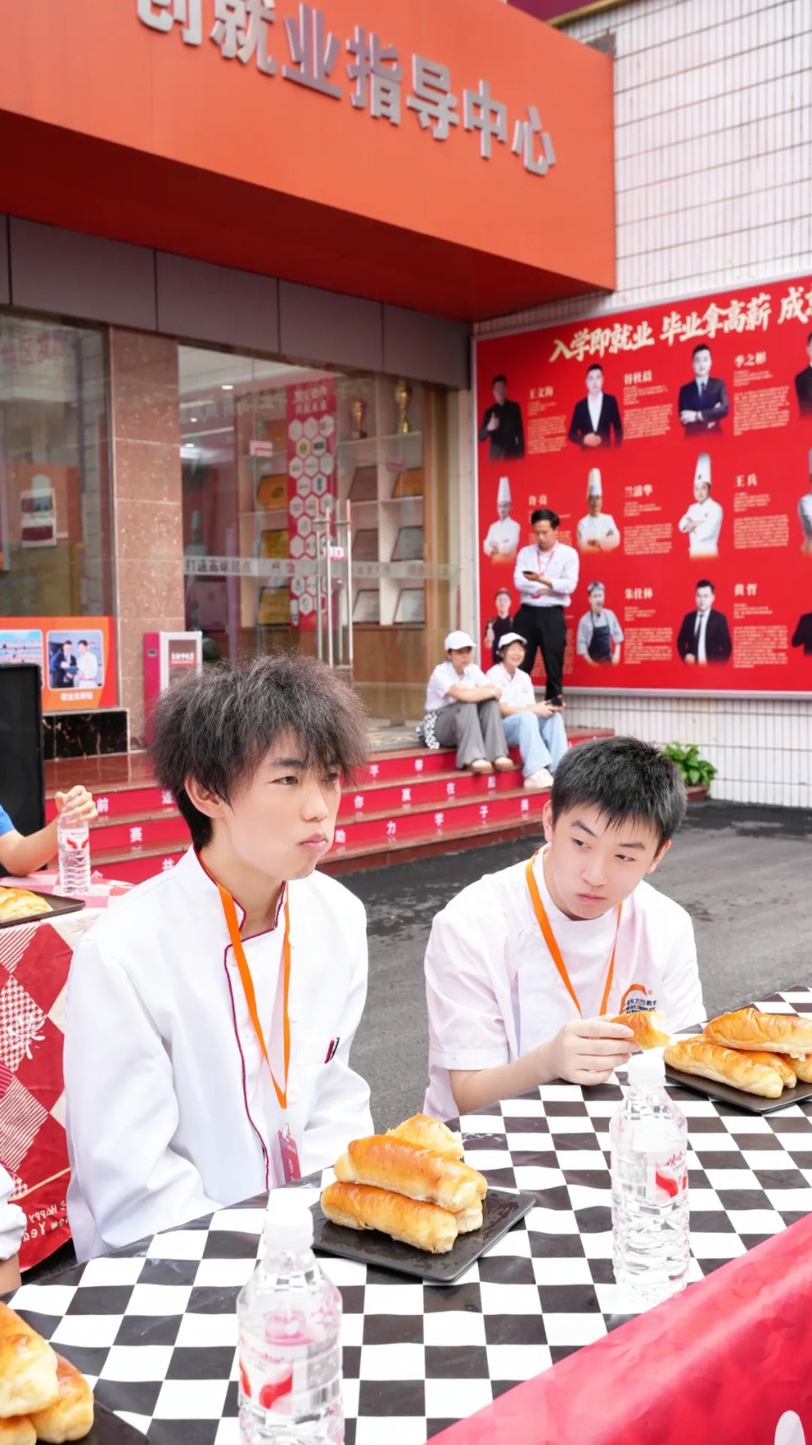 “狂炫面包”趣味挑战赛圆满落幕 深圳新东方学子用实力争夺校园“大胃王”称号
