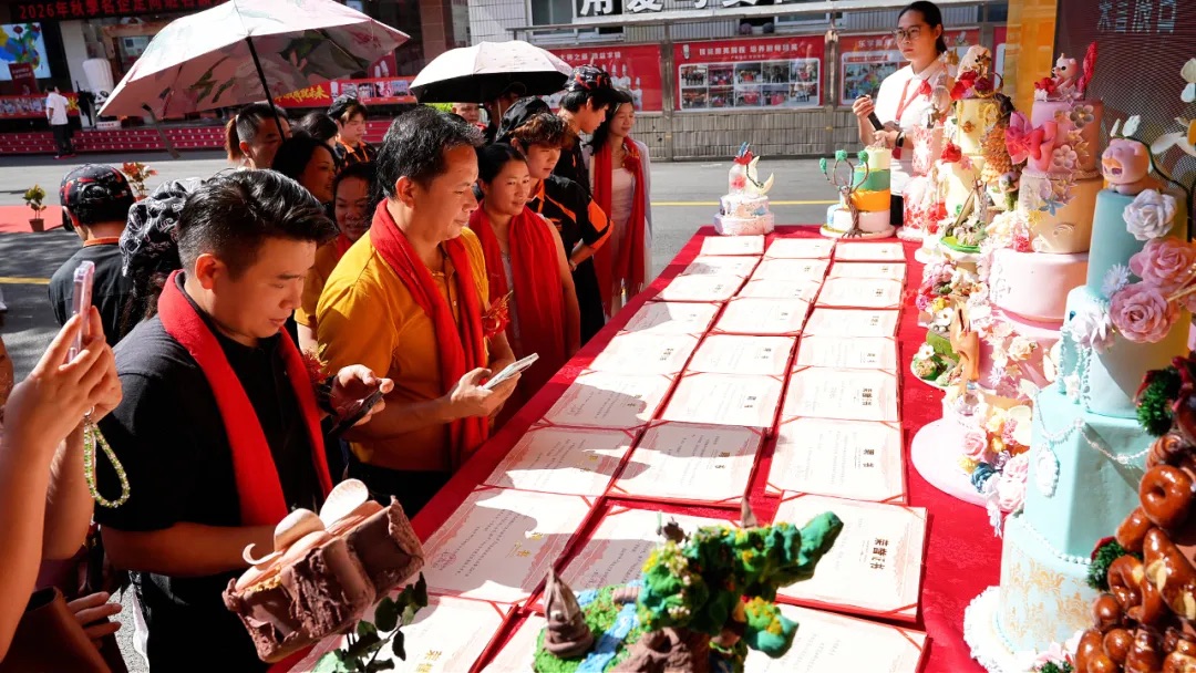 “倒反天罡”？家长当学生了｜经典西点西餐2501班家长鉴证会温暖举行