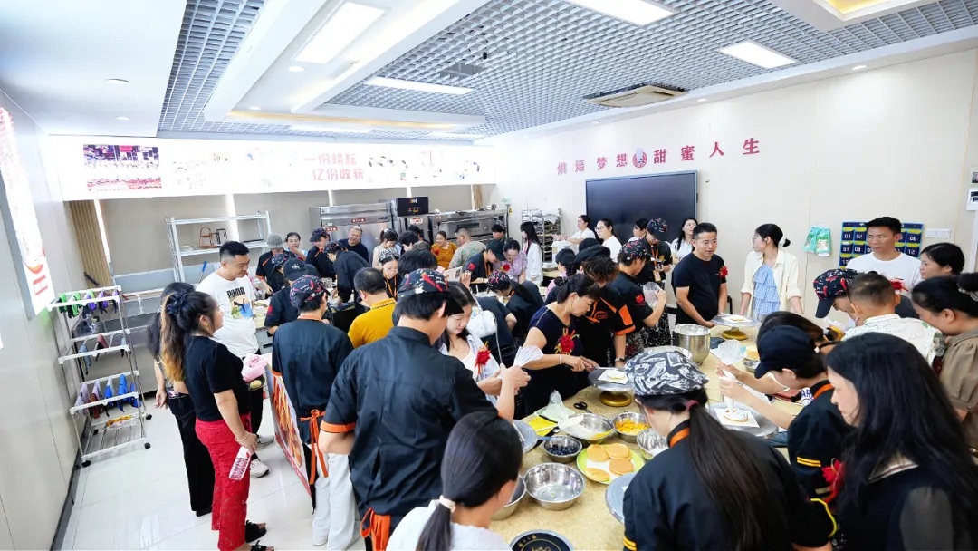 “倒反天罡”？家长当学生了｜经典西点西餐2501班家长鉴证会温暖举行