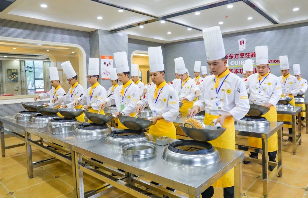 本科毕业，却选择“回炉”学厨师：他为什么选择重新开始？