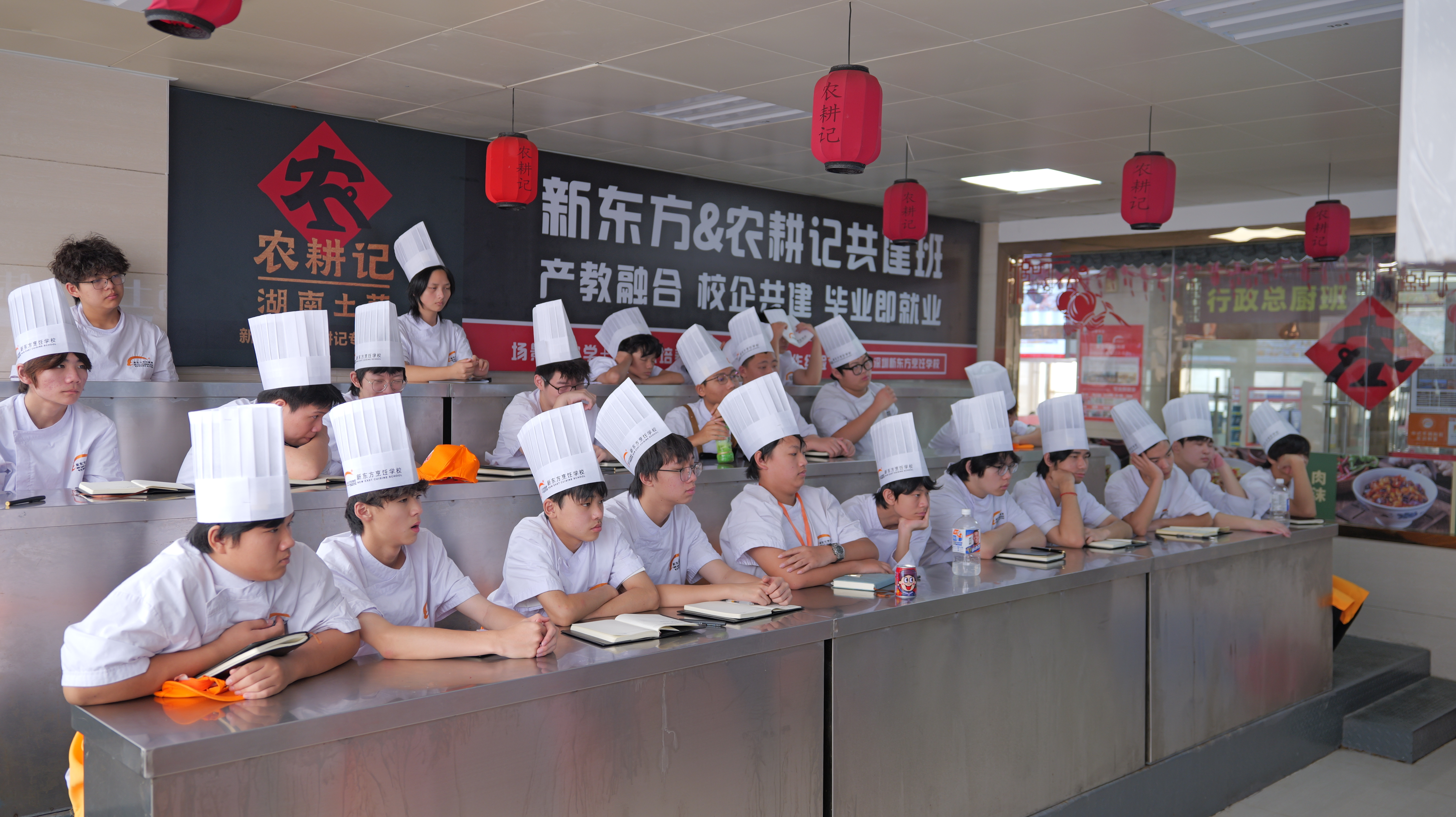 成功不忘引路人：张克阳与恩师同台，共话二十年师徒情
